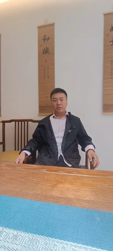 朱长春设计师形象照