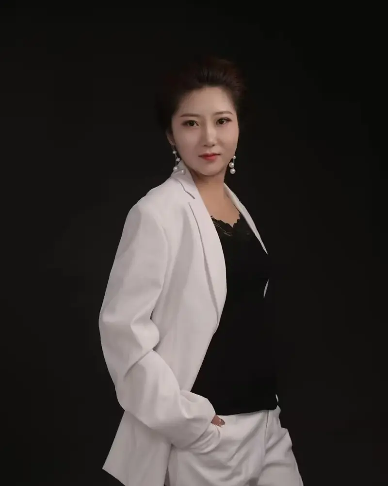 满慧婷设计师形象照